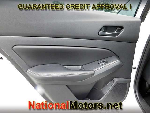 Nissan Altima Vehicle Full-screen Gallery Image 08