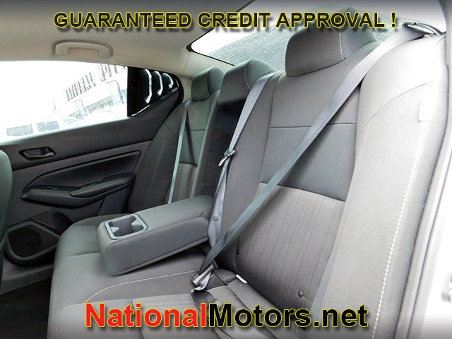 Nissan Altima Vehicle Full-screen Gallery Image 09