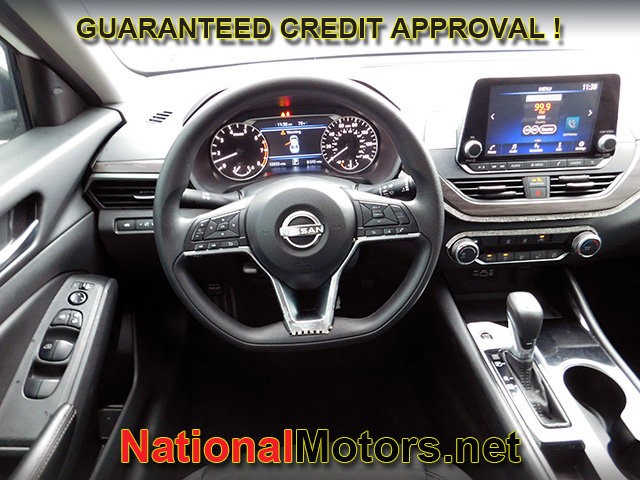 Nissan Altima Vehicle Full-screen Gallery Image 10