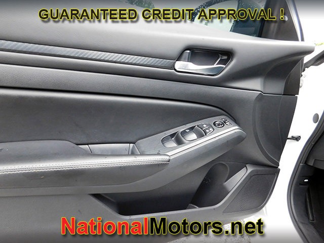Nissan Altima Vehicle Full-screen Gallery Image 11