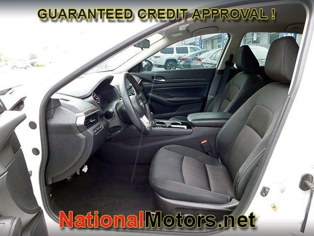 Nissan Altima Vehicle Full-screen Gallery Image 13