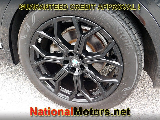 BMW X7 Vehicle Full-screen Gallery Image 12
