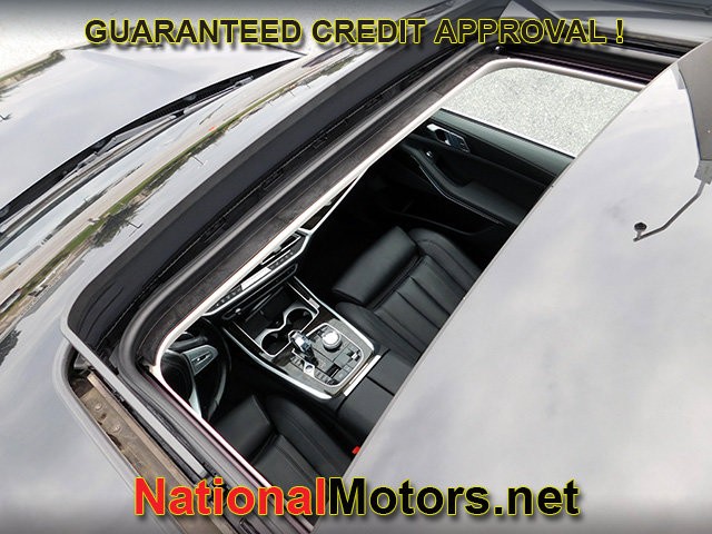 BMW X7 Vehicle Full-screen Gallery Image 13