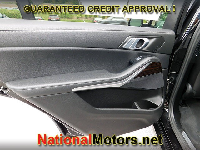 BMW X7 Vehicle Full-screen Gallery Image 15