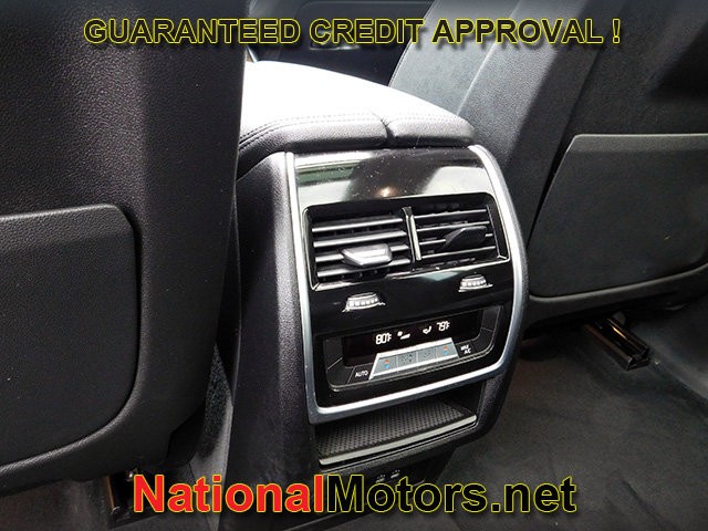 BMW X7 Vehicle Full-screen Gallery Image 16