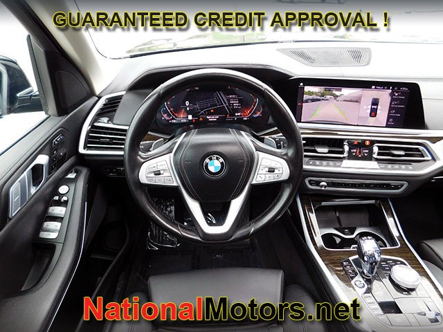 BMW X7 Vehicle Full-screen Gallery Image 17