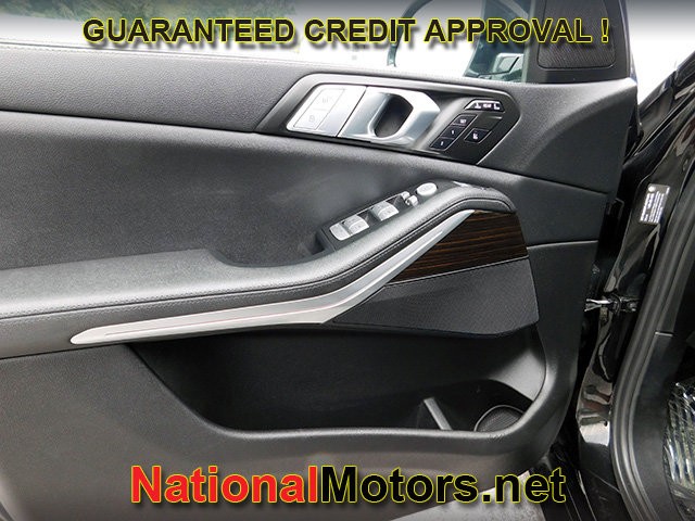 BMW X7 Vehicle Full-screen Gallery Image 18