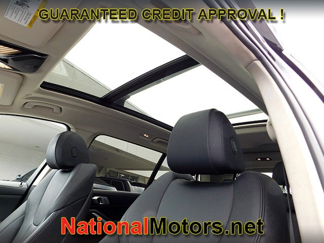 BMW X7 Vehicle Full-screen Gallery Image 22