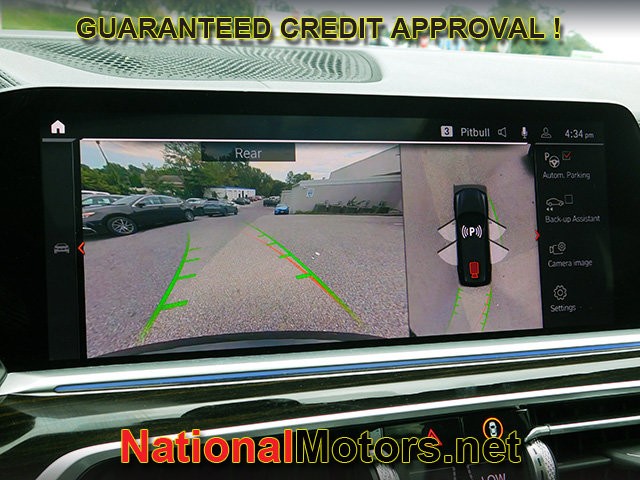 BMW X7 Vehicle Full-screen Gallery Image 23