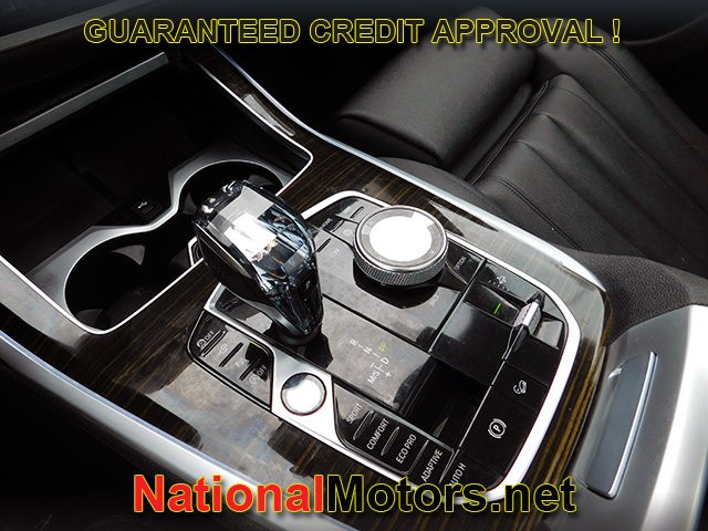 BMW X7 Vehicle Full-screen Gallery Image 25