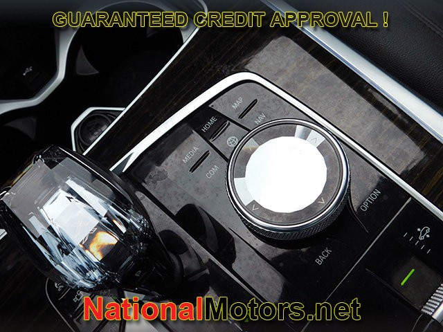 BMW X7 Vehicle Full-screen Gallery Image 26