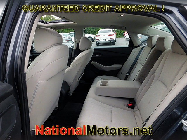 Honda Accord Sedan Vehicle Full-screen Gallery Image 11