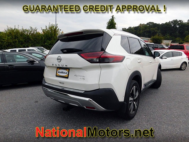 Nissan Rogue Vehicle Full-screen Gallery Image 06