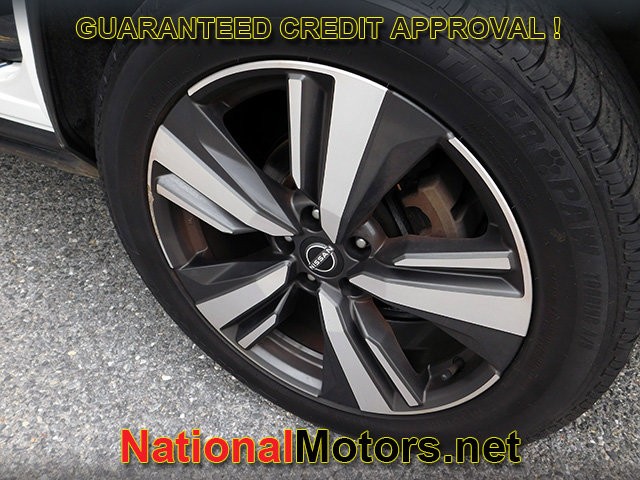 Nissan Rogue Vehicle Full-screen Gallery Image 13