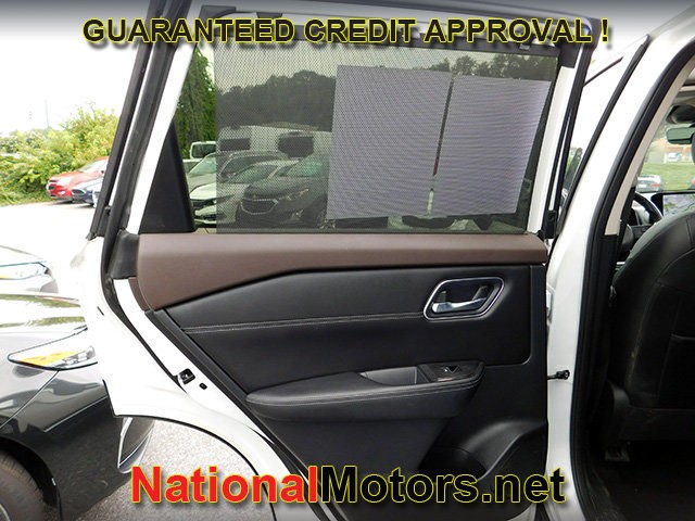 Nissan Rogue Vehicle Full-screen Gallery Image 15