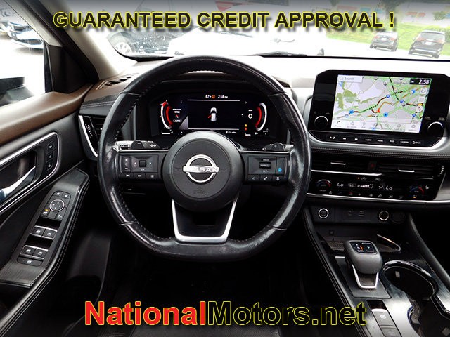 Nissan Rogue Vehicle Full-screen Gallery Image 19
