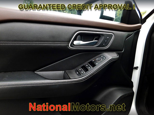 Nissan Rogue Vehicle Full-screen Gallery Image 20