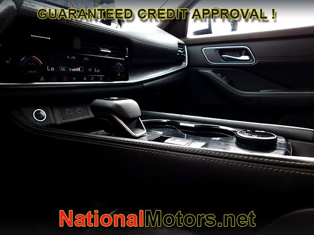 Nissan Rogue Vehicle Full-screen Gallery Image 25