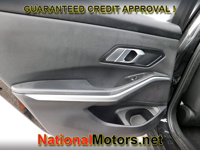 BMW 3 Series Vehicle Full-screen Gallery Image 07