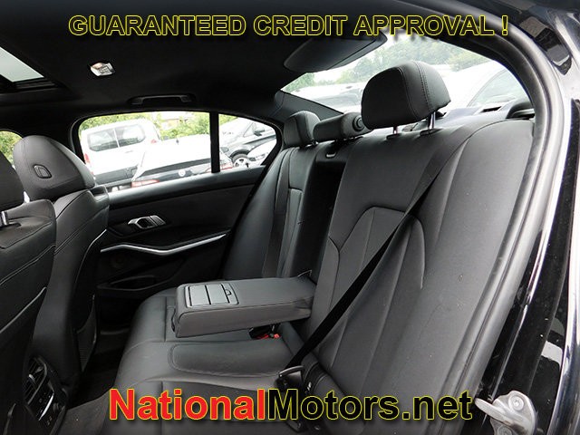 BMW 3 Series Vehicle Full-screen Gallery Image 08