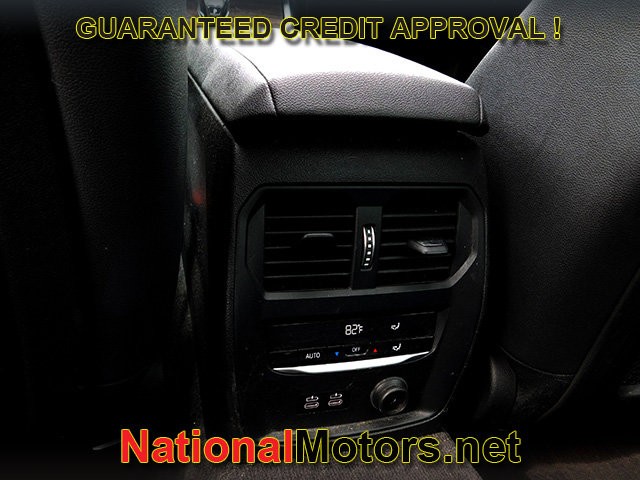 BMW 3 Series Vehicle Full-screen Gallery Image 09