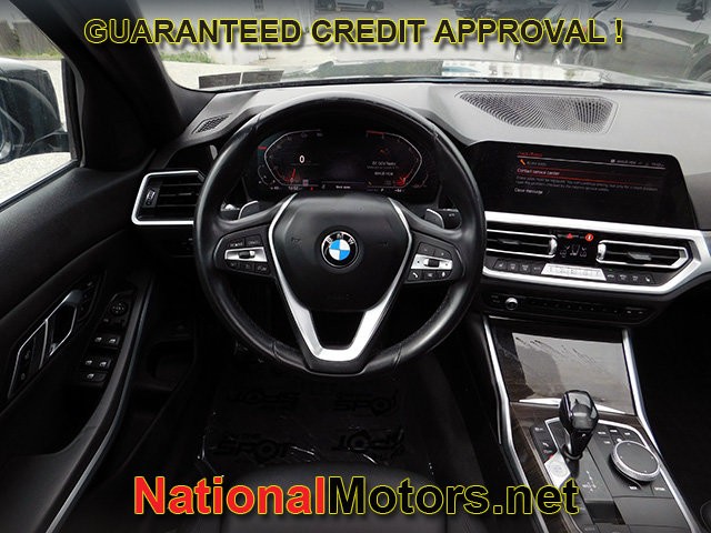 BMW 3 Series Vehicle Full-screen Gallery Image 10