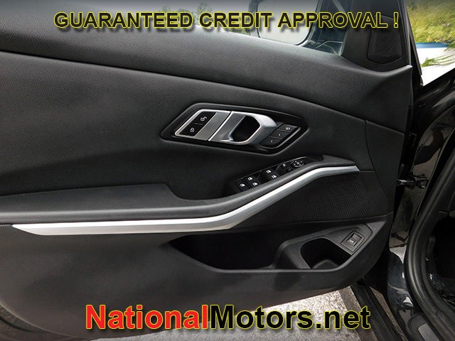 BMW 3 Series Vehicle Full-screen Gallery Image 11