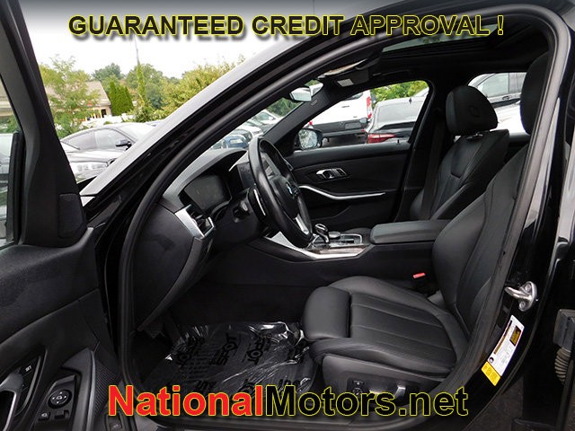 BMW 3 Series Vehicle Full-screen Gallery Image 12