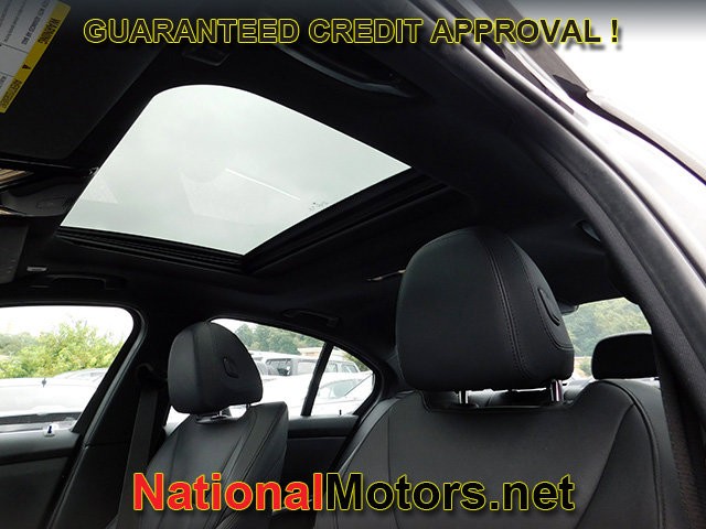 BMW 3 Series Vehicle Full-screen Gallery Image 13