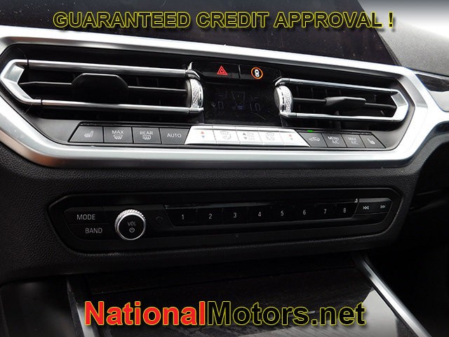 BMW 3 Series Vehicle Full-screen Gallery Image 16