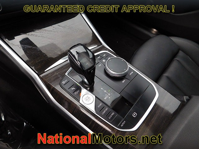 BMW 3 Series Vehicle Full-screen Gallery Image 17