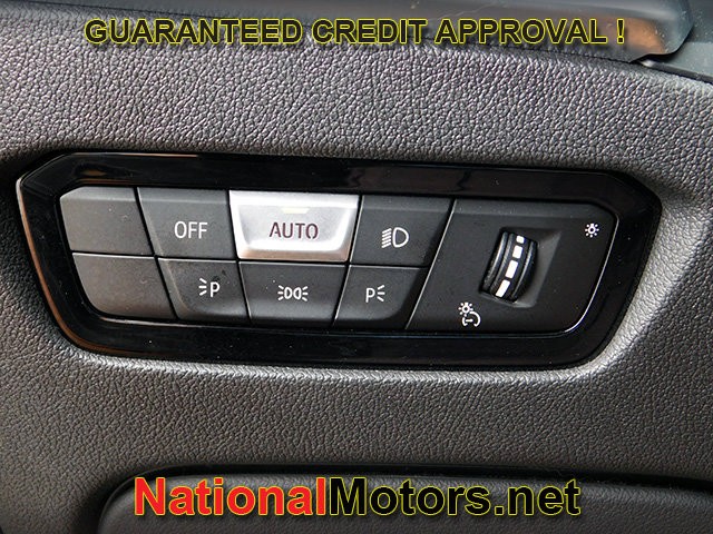 BMW 3 Series Vehicle Full-screen Gallery Image 20