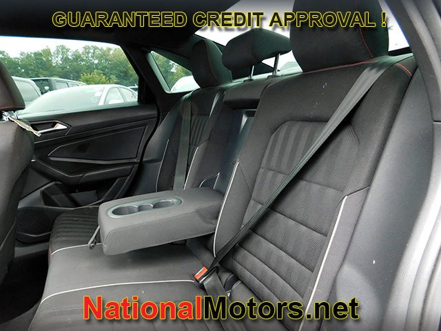 Volkswagen Jetta GLI Vehicle Full-screen Gallery Image 09