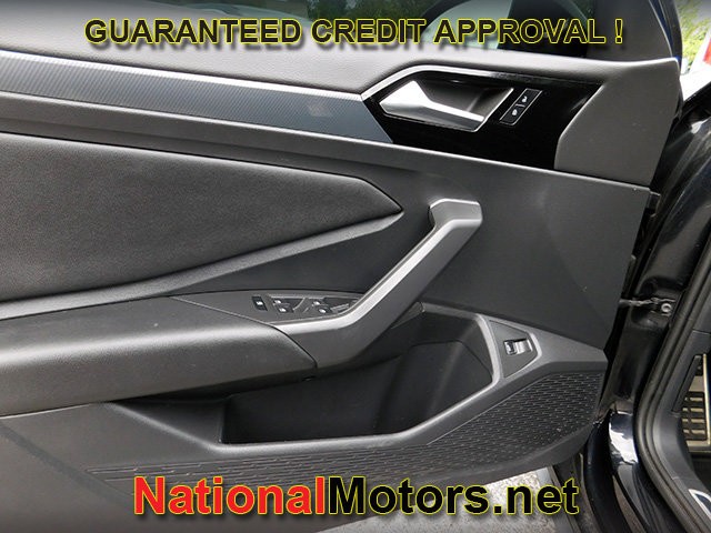 Volkswagen Jetta GLI Vehicle Full-screen Gallery Image 11
