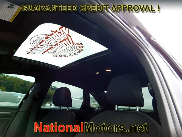 Volkswagen Jetta GLI Vehicle Full-screen Gallery Image 12