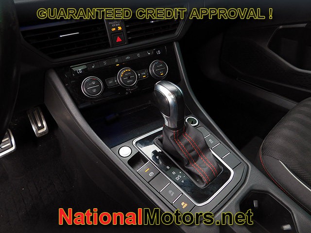 Volkswagen Jetta GLI Vehicle Full-screen Gallery Image 15