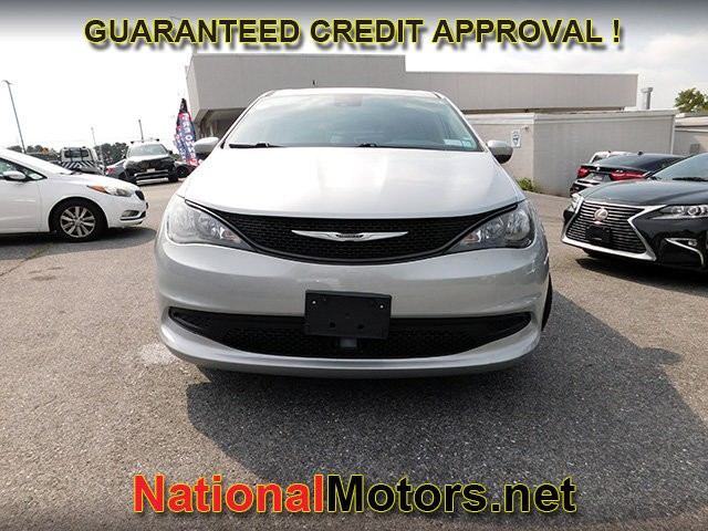 Chrysler Voyager Vehicle Full-screen Gallery Image 03