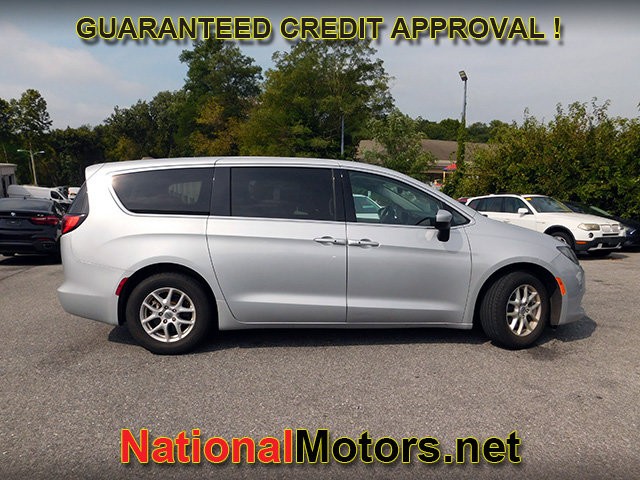 Chrysler Voyager Vehicle Full-screen Gallery Image 04