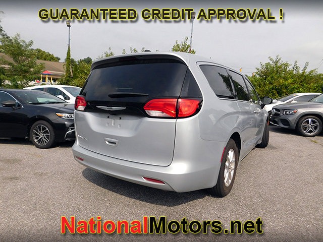 Chrysler Voyager Vehicle Full-screen Gallery Image 05