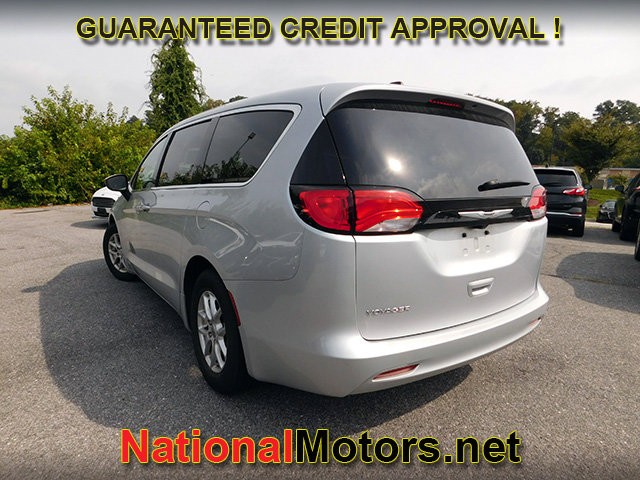 Chrysler Voyager Vehicle Full-screen Gallery Image 06