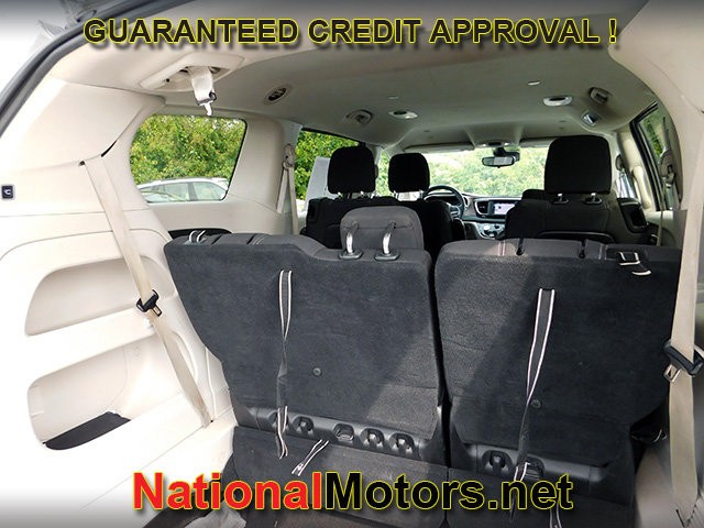 Chrysler Voyager Vehicle Full-screen Gallery Image 07