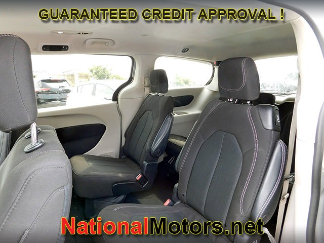 Chrysler Voyager Vehicle Full-screen Gallery Image 10