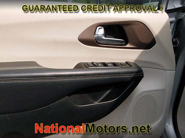 Chrysler Voyager Vehicle Full-screen Gallery Image 12