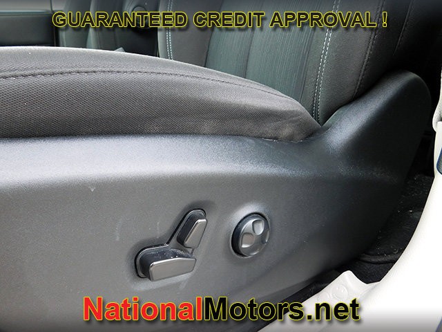 Chrysler Voyager Vehicle Full-screen Gallery Image 13