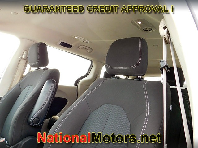 Chrysler Voyager Vehicle Full-screen Gallery Image 14