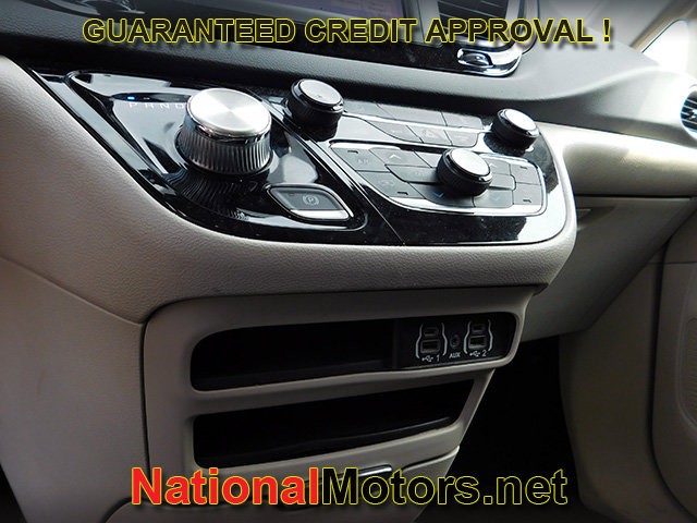 Chrysler Voyager Vehicle Full-screen Gallery Image 17
