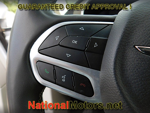 Chrysler Voyager Vehicle Full-screen Gallery Image 19