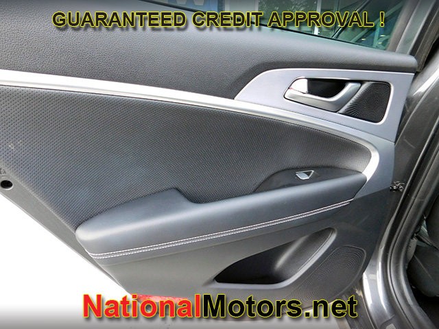 Genesis G70 Vehicle Full-screen Gallery Image 09