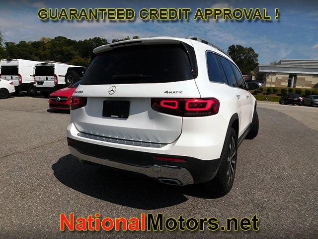 Mercedes-Benz GLB Vehicle Full-screen Gallery Image 05