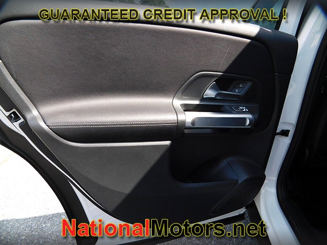Mercedes-Benz GLB Vehicle Full-screen Gallery Image 12